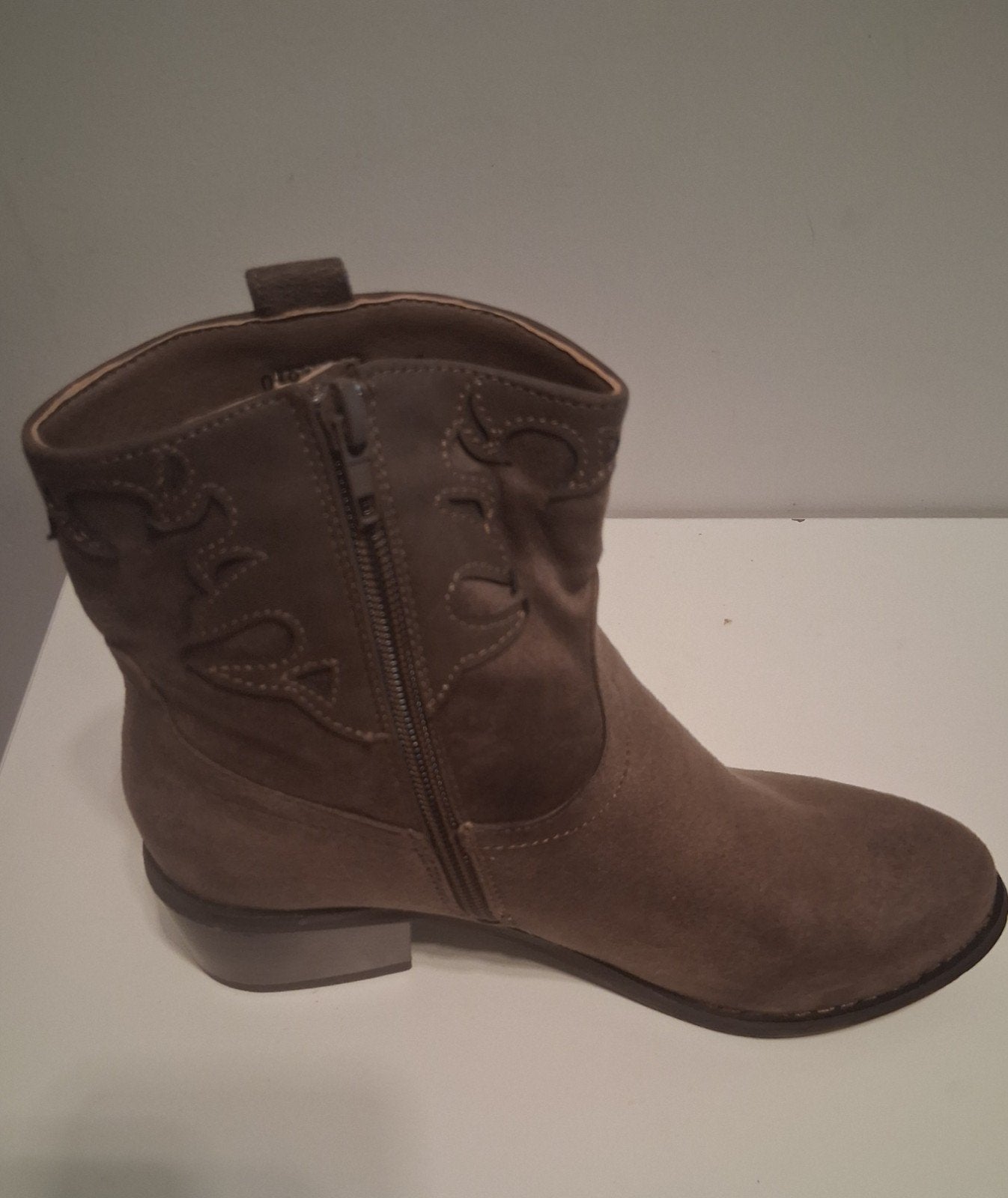 Nieuwe enkellaarsjes - taupe

maat 37

kleur taupe

10€

Af, Enlèvement