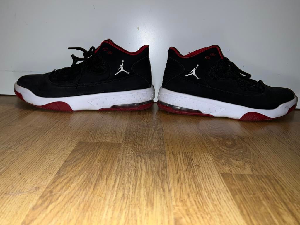 Jordan Max Aura 2 Black Gym Red, Ophalen, Gedragen, Zwart