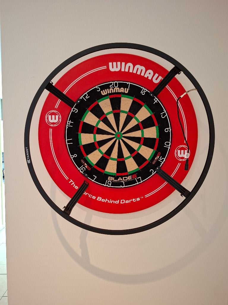 Dartblock winmau 6, verlichting, mat enz.., Sport en Fitness, Ophalen, Zo goed als nieuw, Dartbord