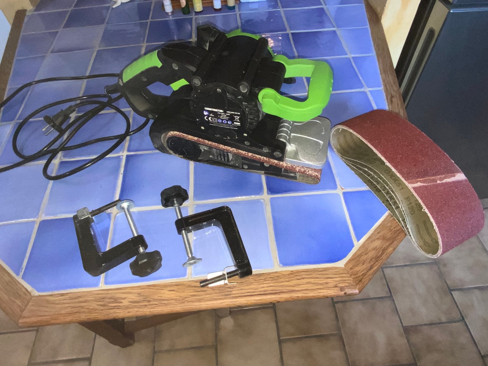CONSTRUCTOR BANDSCHUURMACHINE MET ACCESSOIRES EN 4 RIEMEN, Doe-het-zelf en Bouw, Ophalen, Gebruikt