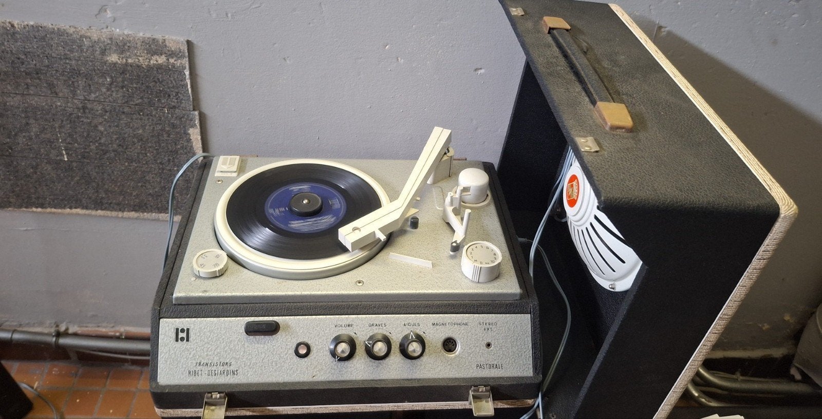 Tourne-disque vintage de la marque Ribet-desjardins., Enlèvement
