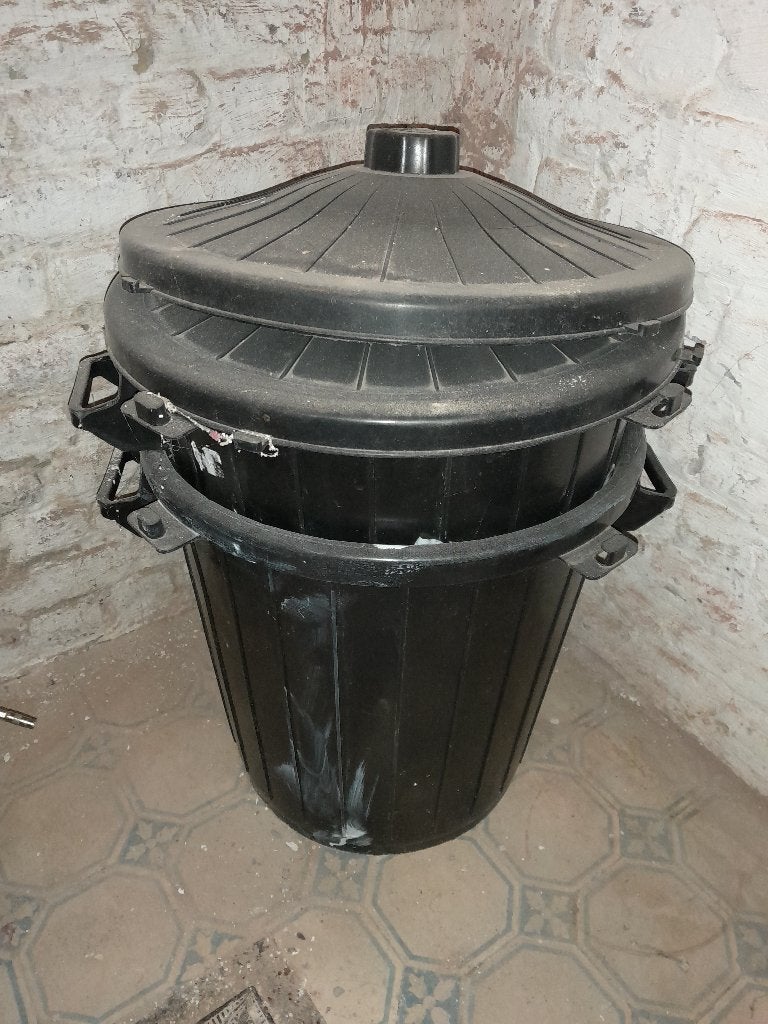 2 poubelles extérieures plastique 75l, Maison & Meubles, Accessoires pour la Maison | Poubelles, Utilisé, Autres matériaux, 50 à 75 cm