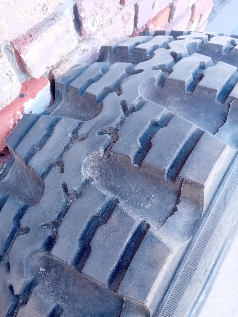 Unimog zetel + 4 banden 12.5R20 MIL, Articles professionnels, Enlèvement
