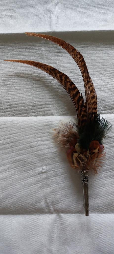 Vintage broche of hoedenspeld met fazantenveren jagers jacht, Antiek en Kunst, Ophalen of Verzenden