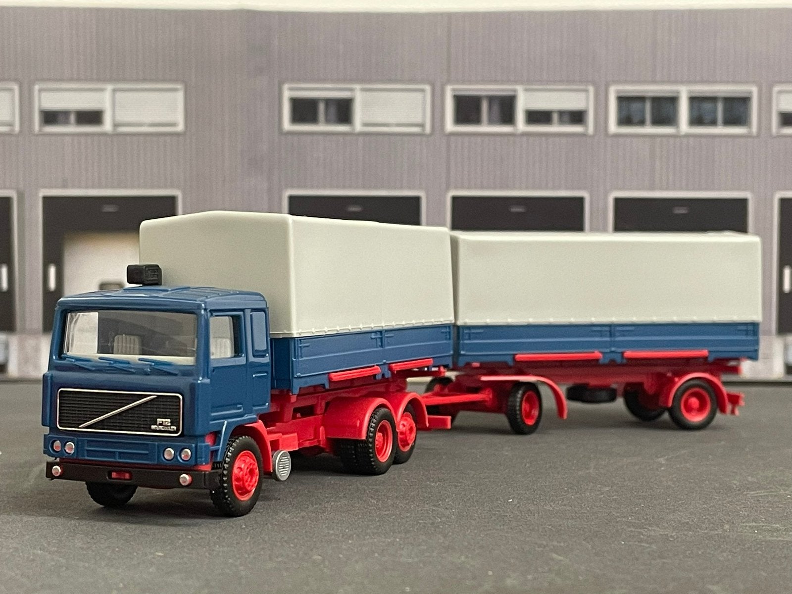 Herpa Volvo F12 blauw grijs combinatie 1:87, Ophalen of Verzenden, Zo goed als nieuw, Bus of Vrachtwagen, Herpa