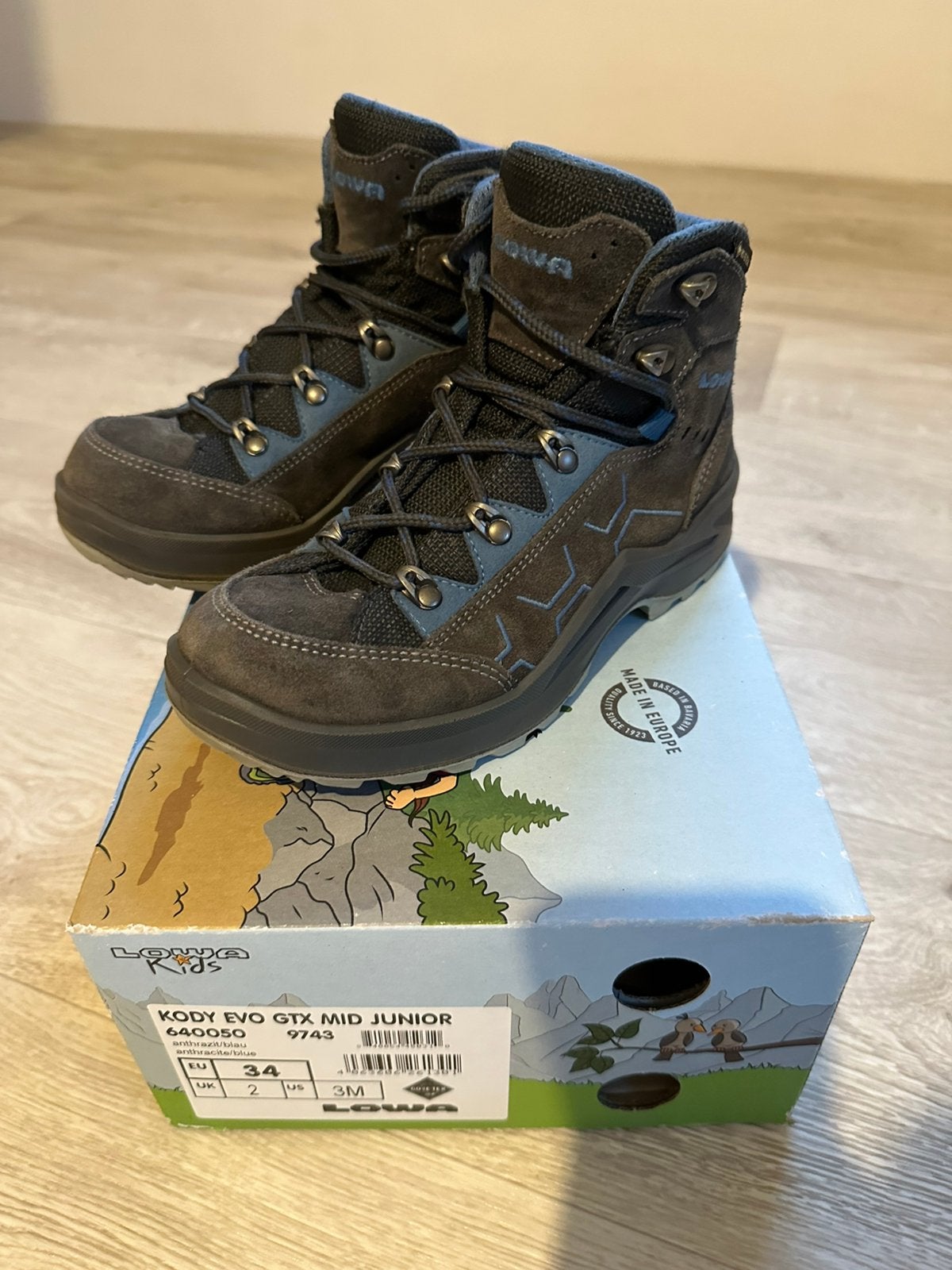 Wandelschoenen Lowa, nieuwstaat, maat 34, Ophalen of Verzenden, Zo goed als nieuw, Schoenen