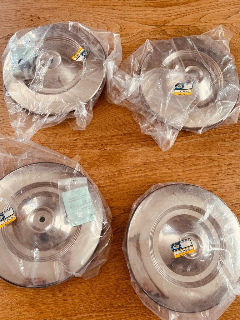 4 couvre-jantes Peugeot d'origine réf. 9604.61 — NOS, Enlèvement ou Envoi, Neuf, Véhicule de tourisme, Jante(s)
