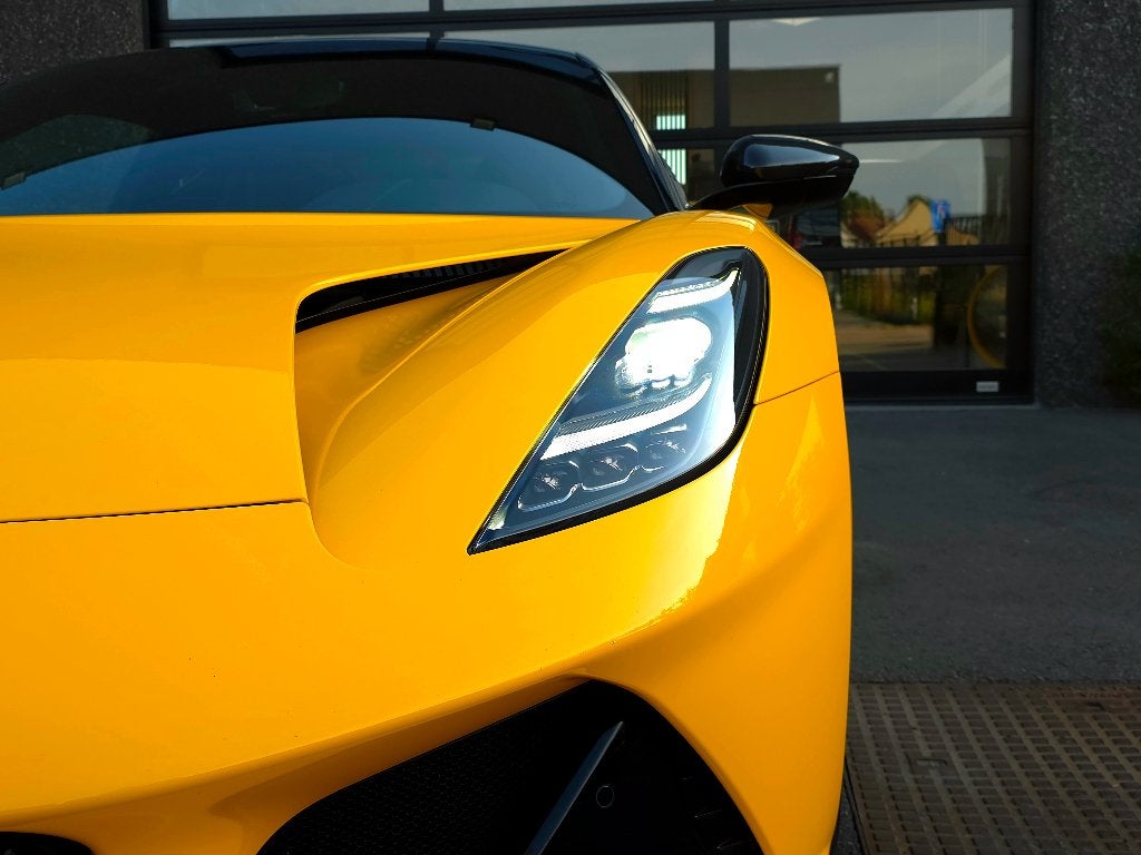 Lotus Emira 2.0 Turbo i4 First Edition *BLACK PACK* LAGE BIV, Auto's, Automaat, Dealer onderhouden, Achterwielaandrijving, Alcantara
