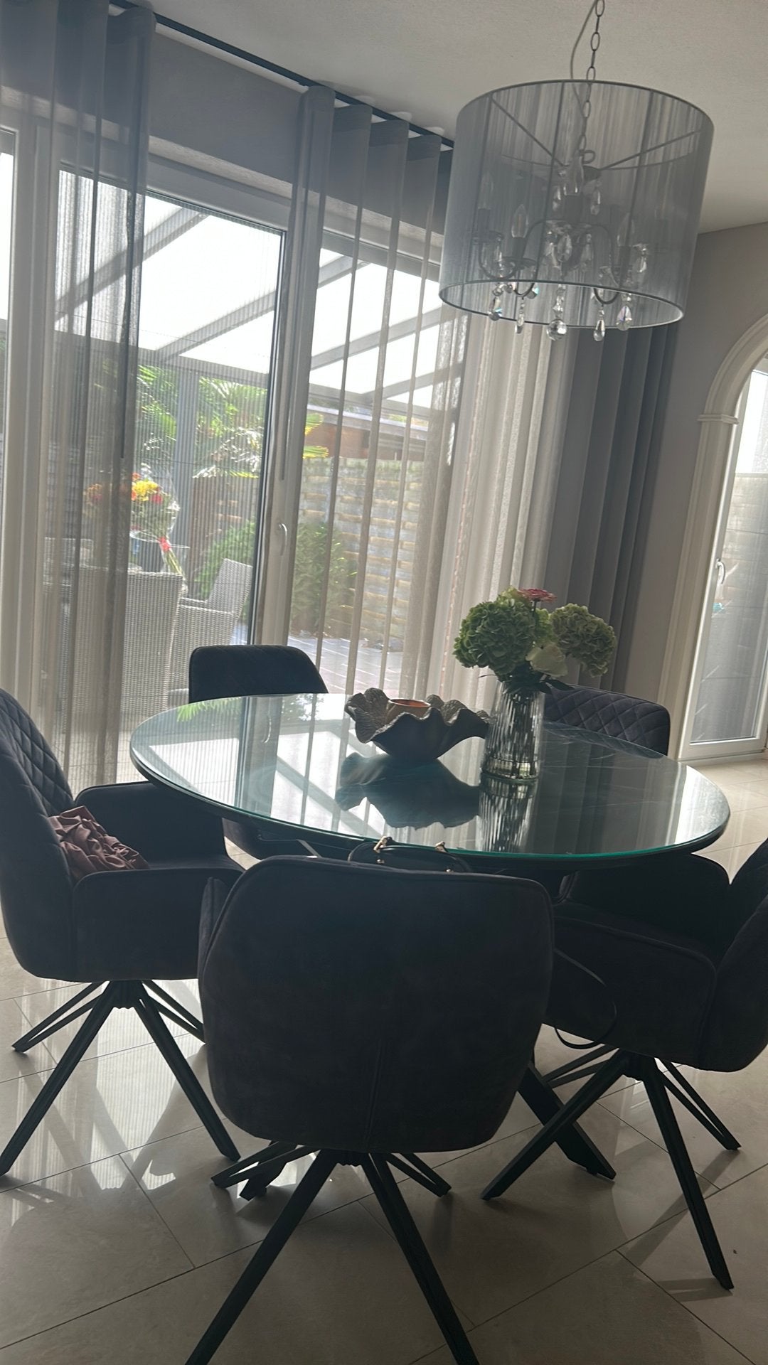 Marmer eettafel met vijf fluwelen eetstoelen., Enlèvement, Comme neuf