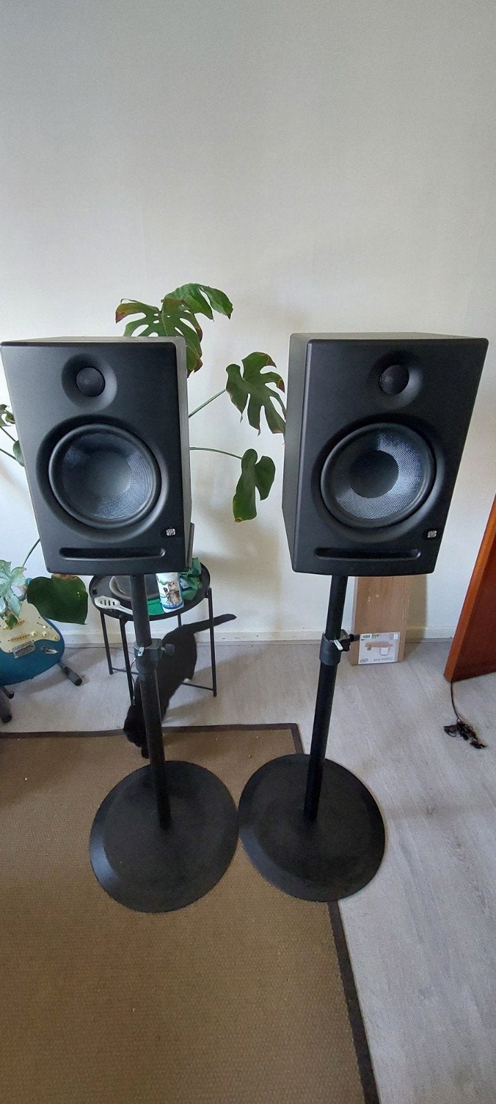 2x Presonus Eris E8 studiomonitor met statief (K&M 26740), Ophalen, Studiomonitor