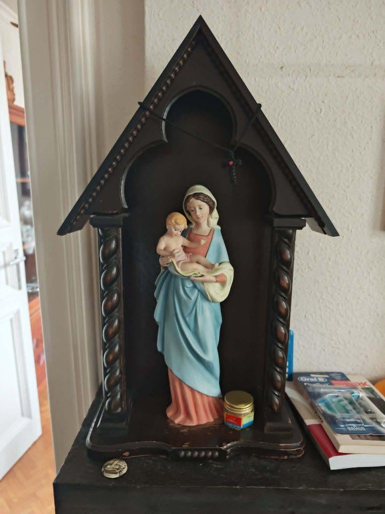 religieus Mariabeeld in een houten kapelletje, Ophalen