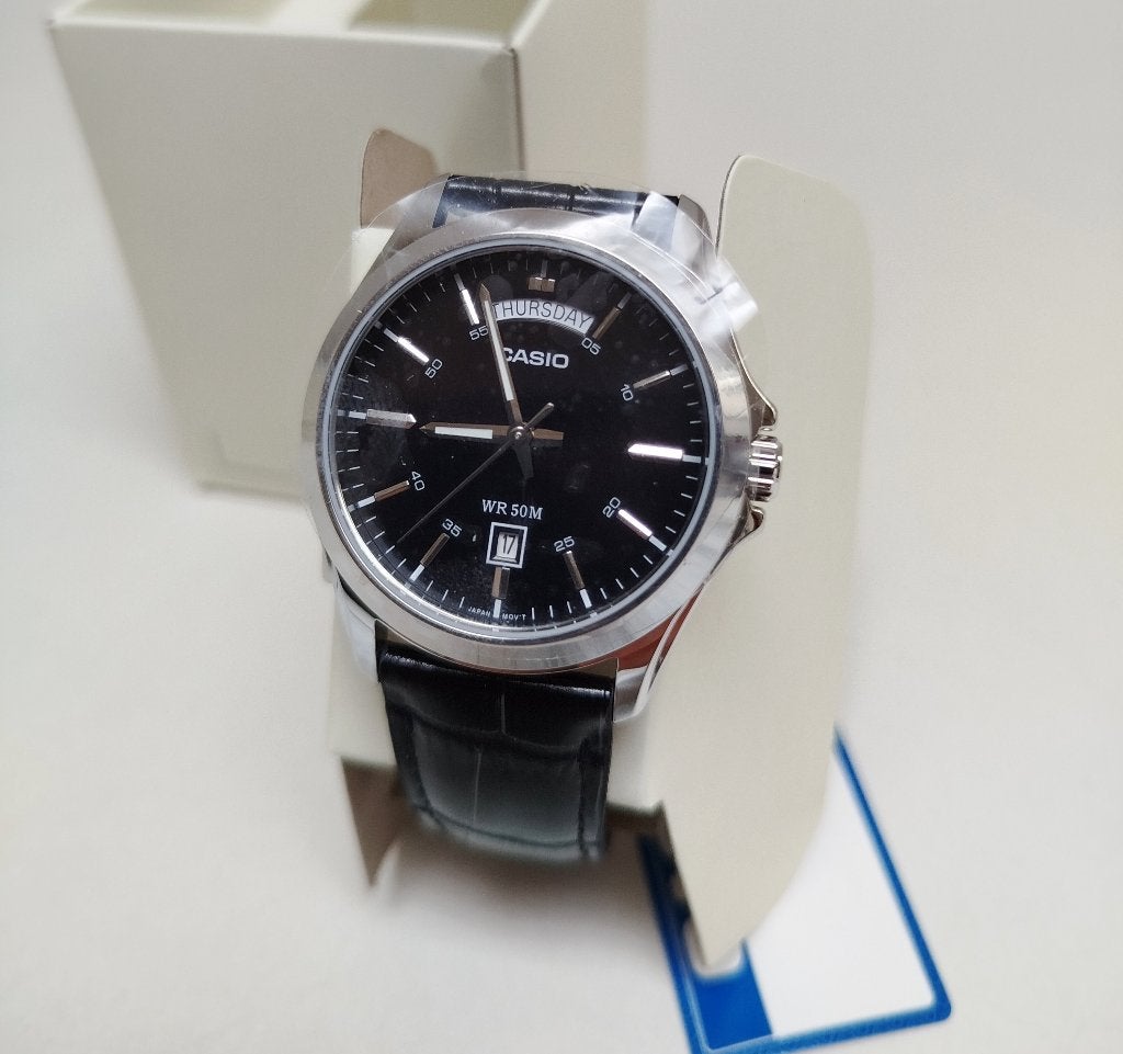 Casio classic day-date, MTP-1370L., Handtassen en Accessoires, Casio, Leer, Staal, Polshorloge