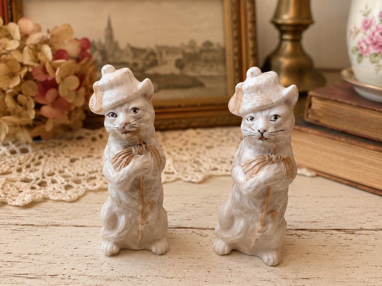 Paire de miniatures anciennes – Deux chats en porcelaine bis, Antiquités & Art, Enlèvement ou Envoi