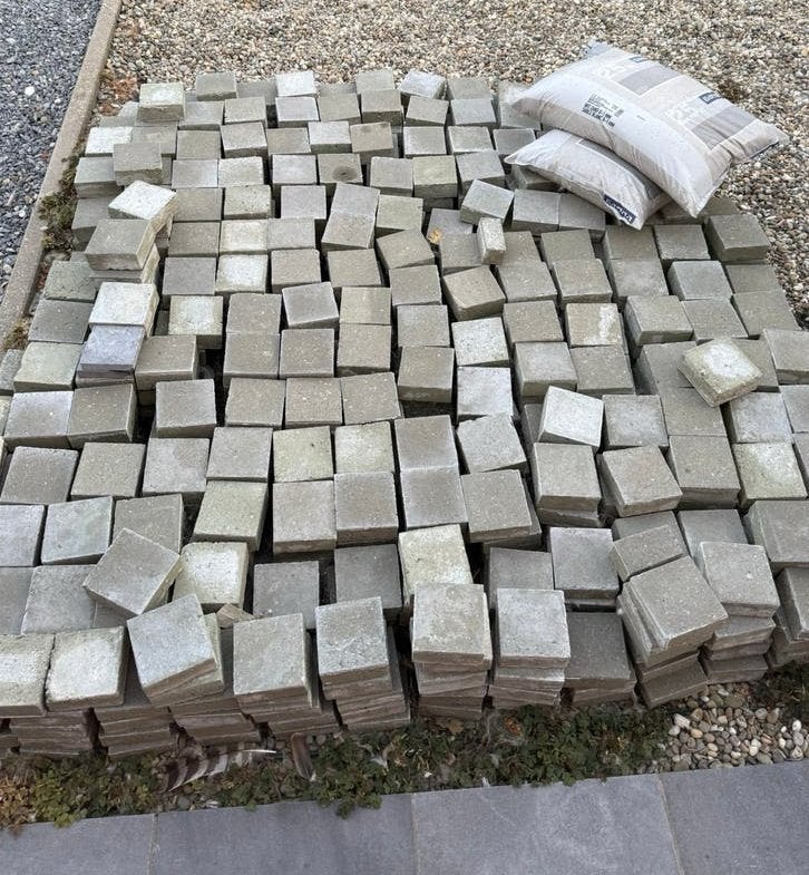 Ongeveer 180 gratis betonklinkers, Tuin en Terras, Ophalen, Zo goed als nieuw, Klinkers