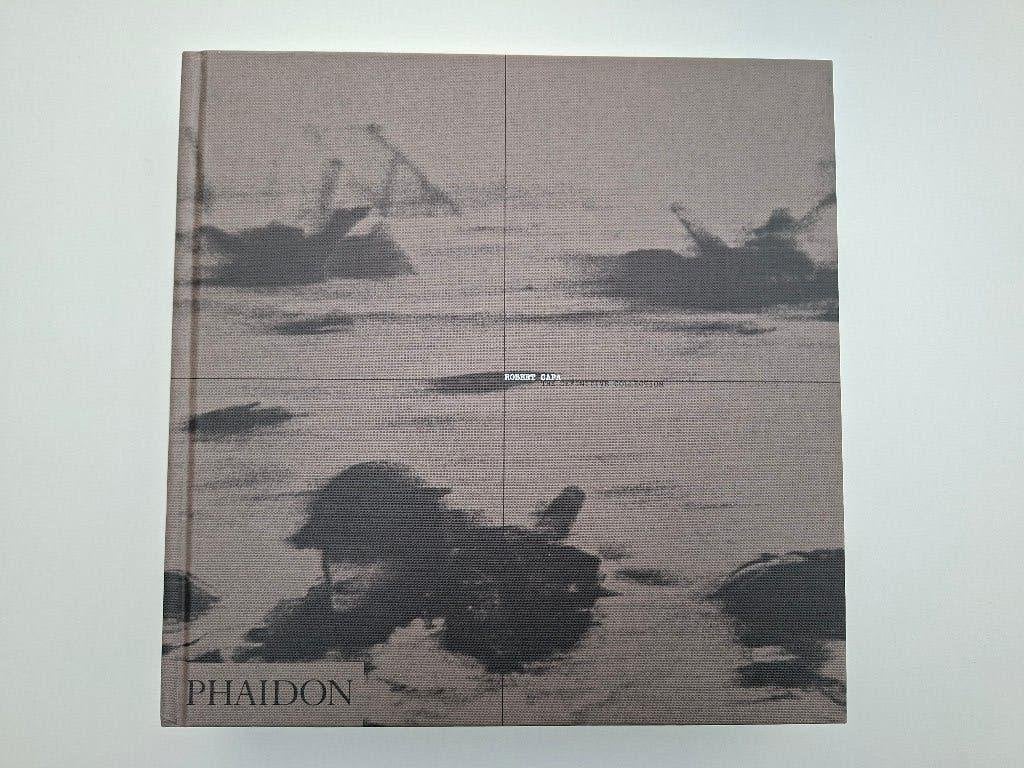 ROBERT CAPA - The Definitive Collection - Richard Whelan, Livres, Art & Culture | Photographie & Design, Enlèvement ou Envoi, Comme neuf