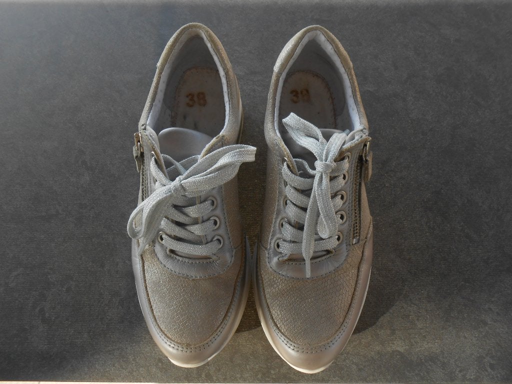 Zeer mooie damessneakers maat 38., Kleding | Dames, Ophalen, Beige, Zo goed als nieuw, Sneakers
