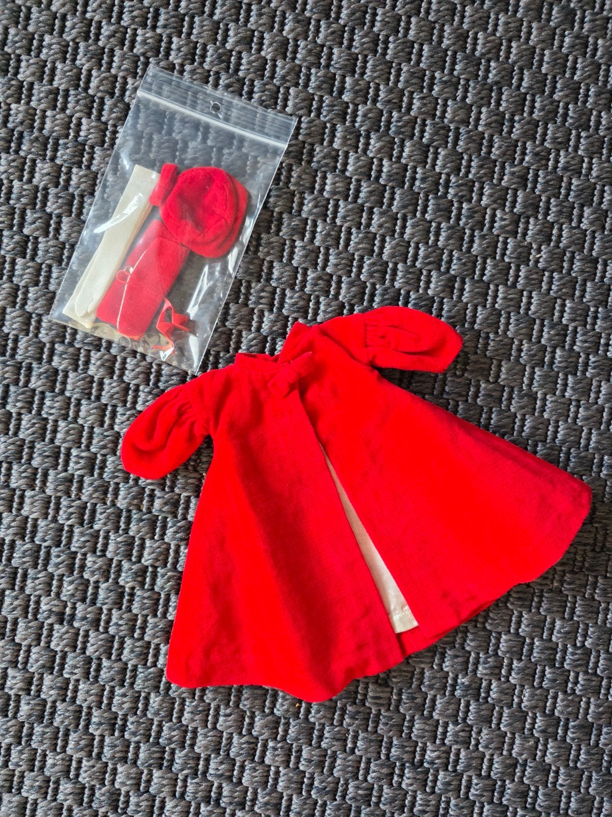 Vintage barbie kledingsetje, Verzamelen, Poppen, Verzenden, Gebruikt, Kleertjes