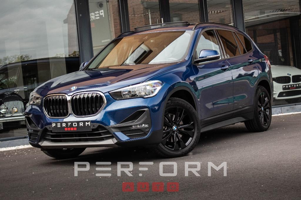 BMW X1 18i (1.5i) *PANO DAK*TREKHAAK* + 1J GARANTIE, Zwart, Bedrijf, 5 deurs, 3 cilinders