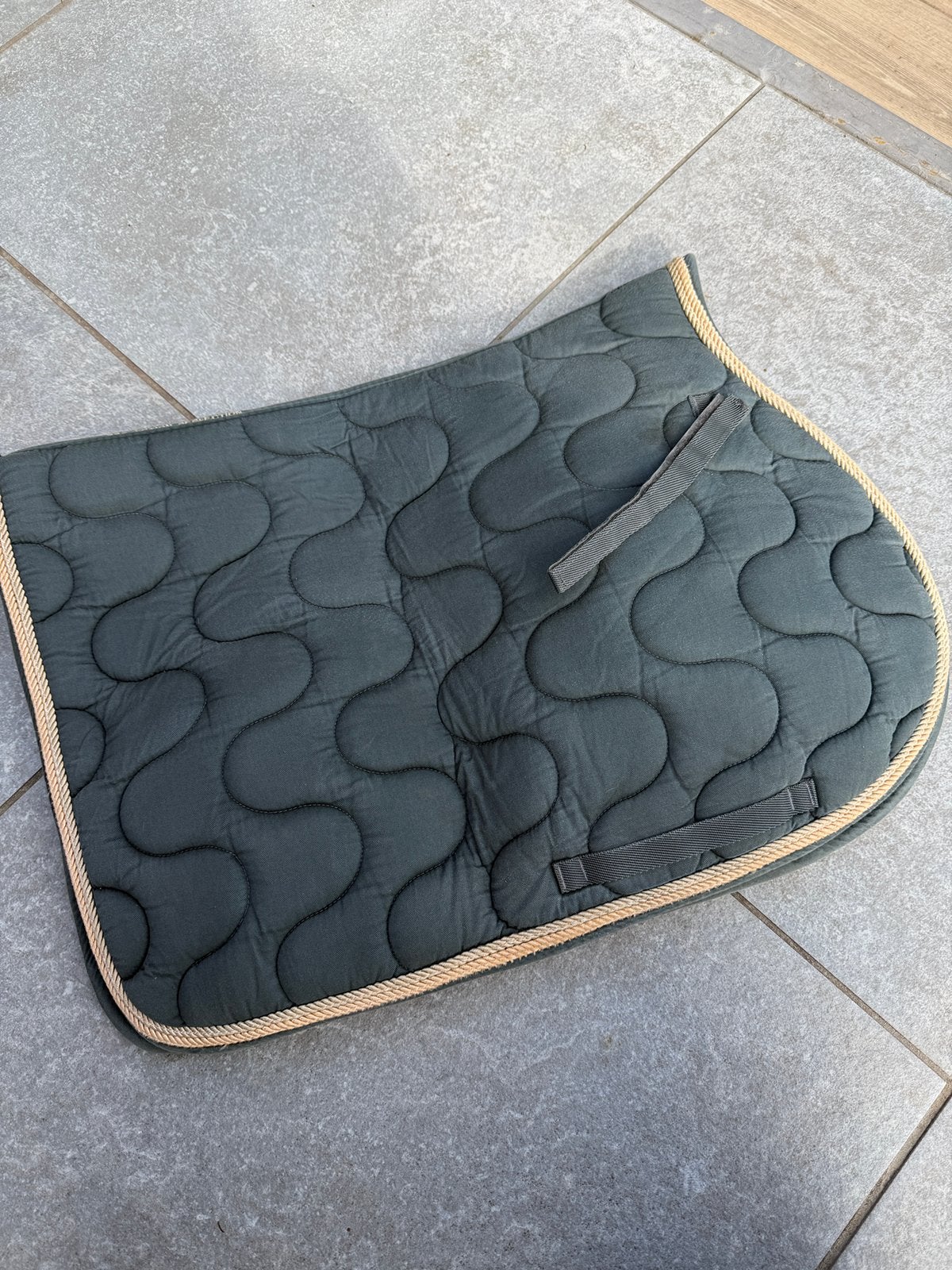 Tapis selle Lami-cell kaki cheval équitation bordure dorée, Animaux & Accessoires, Enlèvement ou Envoi, Comme neuf, Tapis de selle