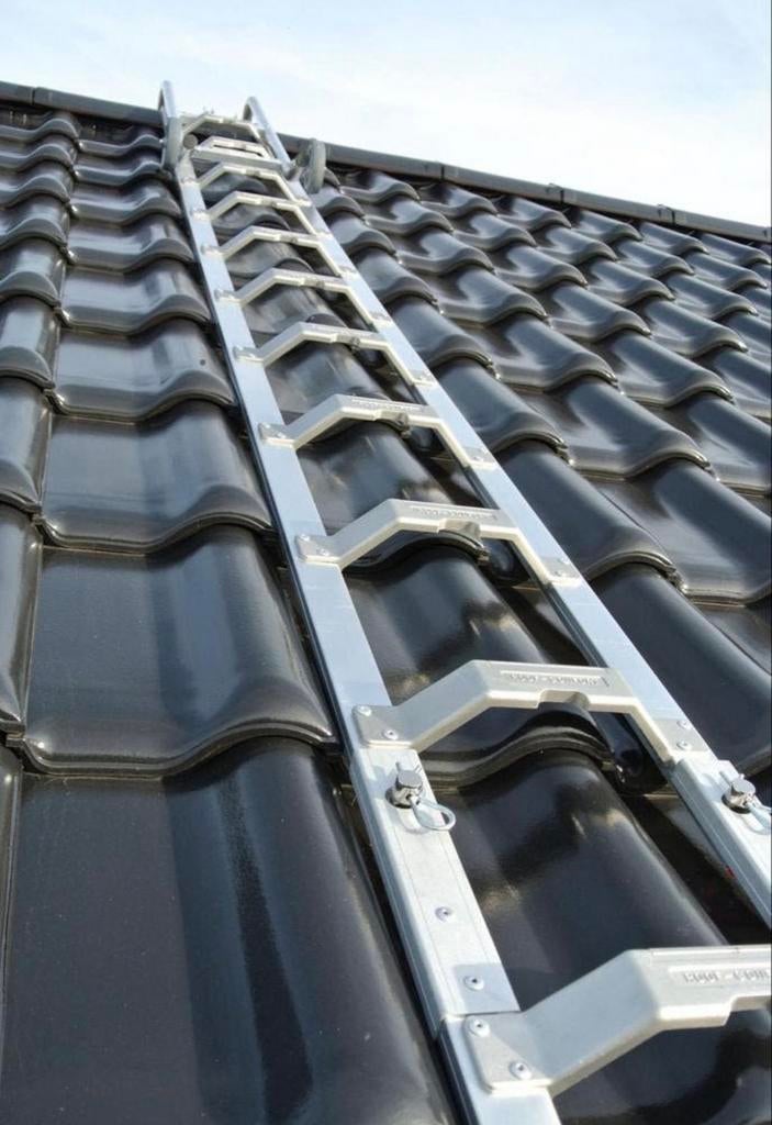 Te huur Altrex dakladder met nokhaak, Doe-het-zelf en Bouw, Ophalen, Zo goed als nieuw