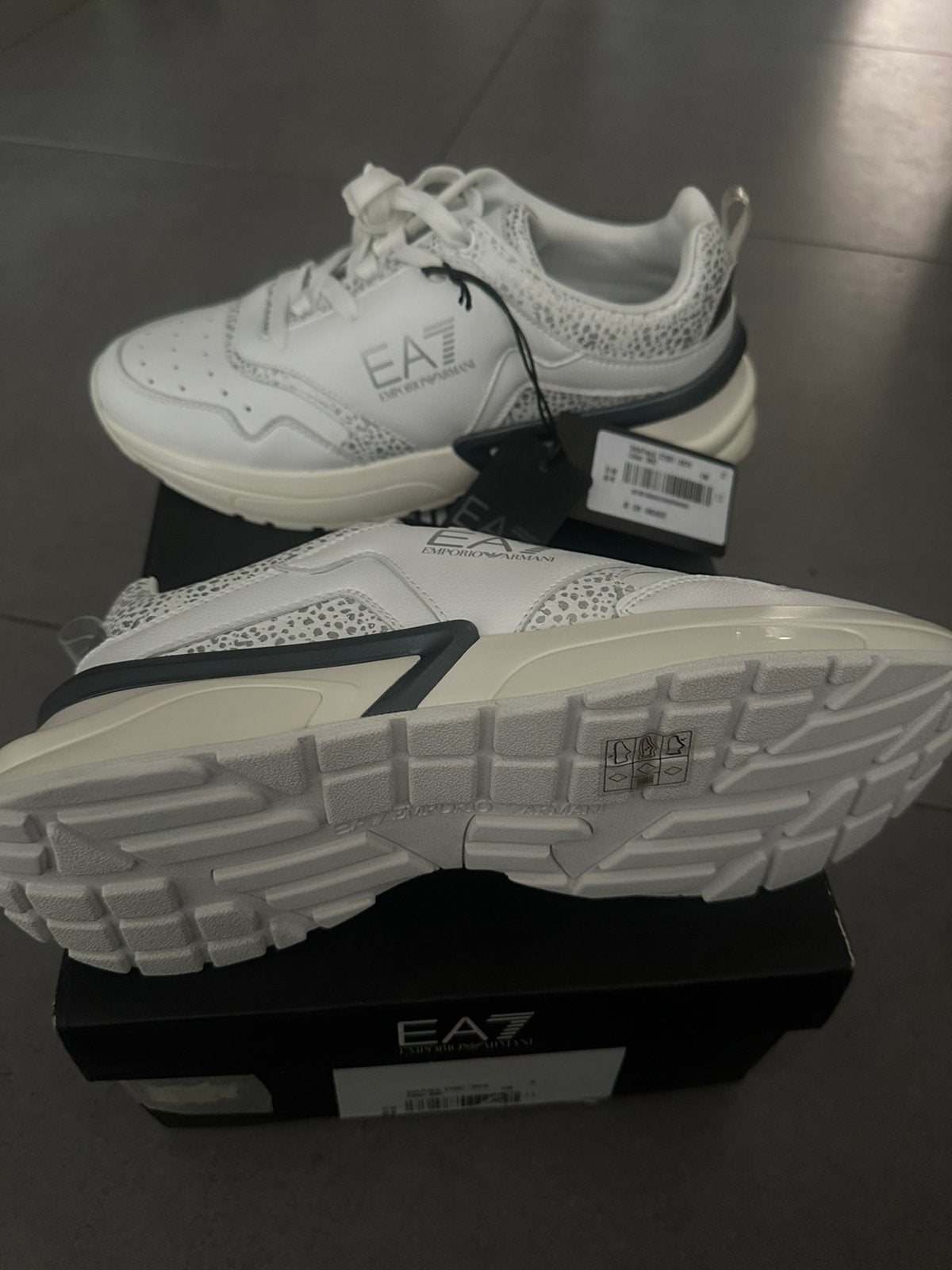 Armani neuf taille 38 sneakers, Vêtements | Femmes, Chaussures, Neuf, Enlèvement ou Envoi, Sneakers et Baskets, Blanc