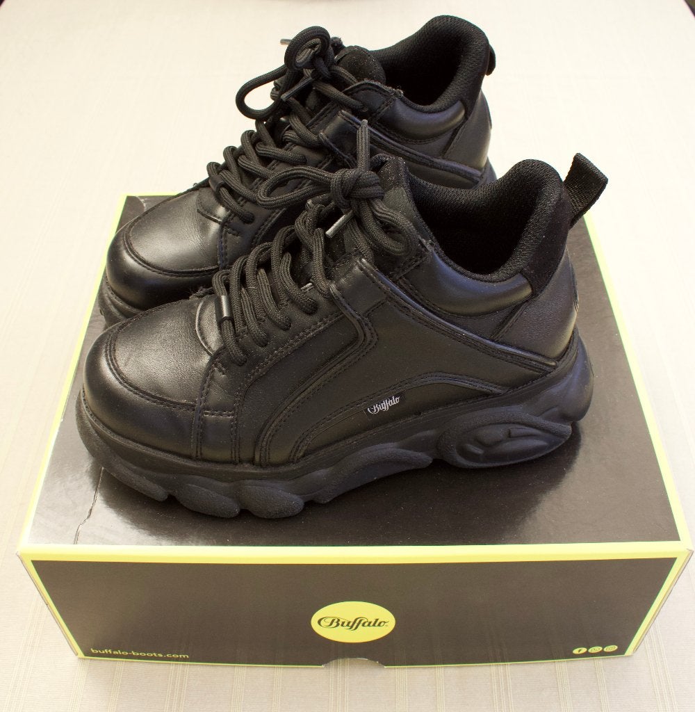 Buffalo's, Zwart, Ophalen of Verzenden, Zo goed als nieuw, Sneakers