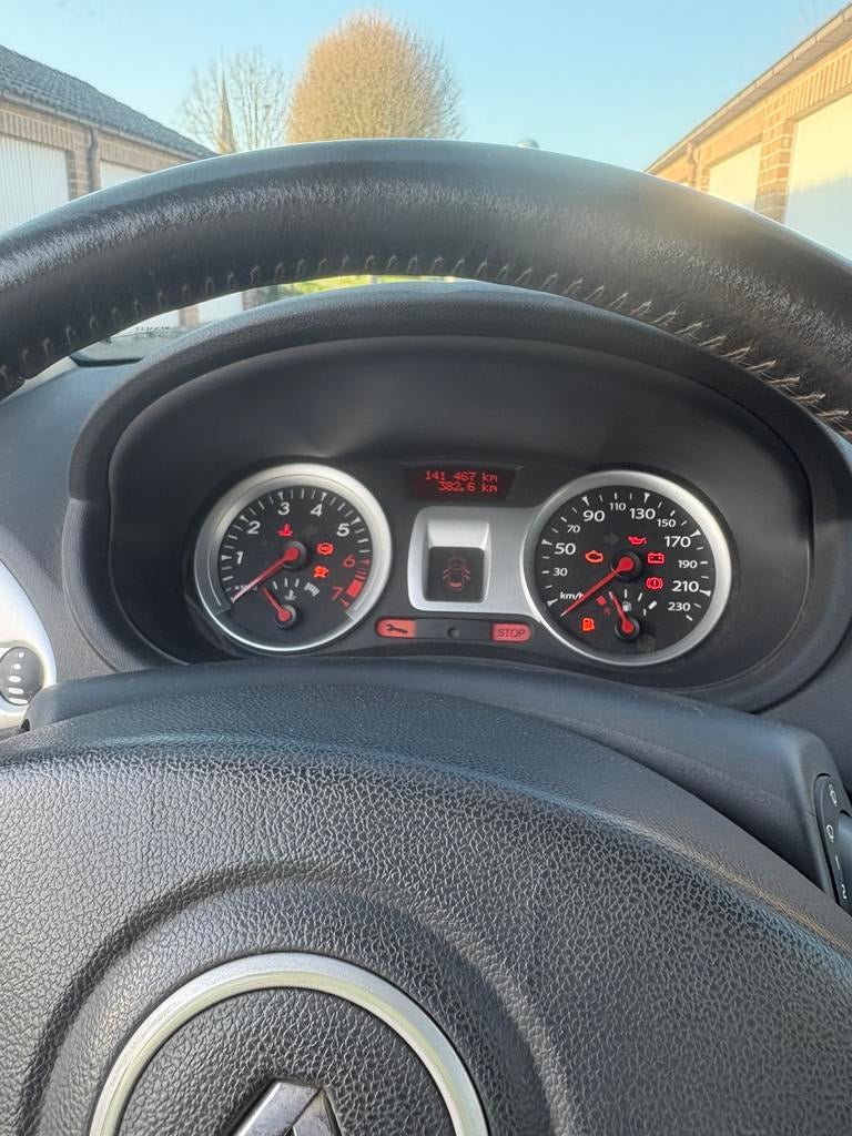 Renault clio 3 model ice watch, Autos, Renault, Particulier, Clio, Essence, Euro 5, Coupé, 3 portes, Boîte manuelle, Autres couleurs