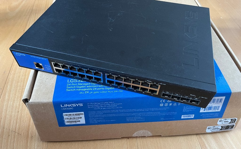 Linksys LGS328C Switch 24 ports + 4 ports SFP+, Computers en Software, Netwerk switches, Ophalen of Verzenden, Gebruikt