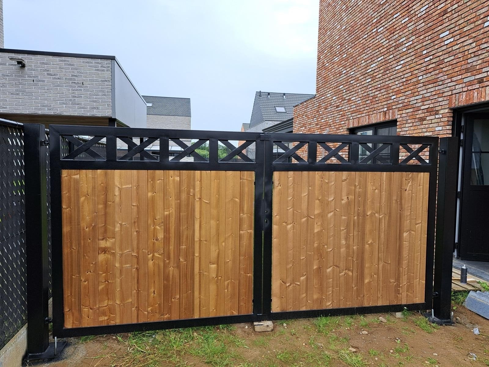 Stalen dubbele poort met houten bekleding – 4m breed, Enlèvement, Portail battant