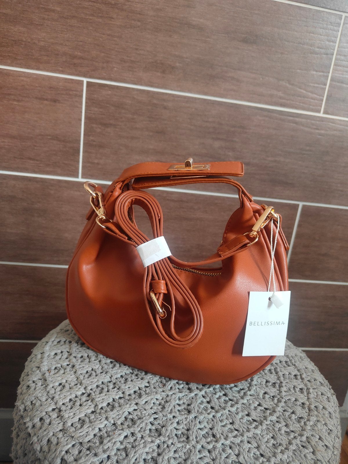 Bruine handtas Bellissima - Halvemaanvormig, Handtassen en Accessoires, Tassen | Damestassen, Ophalen of Verzenden, Nieuw, Bruin