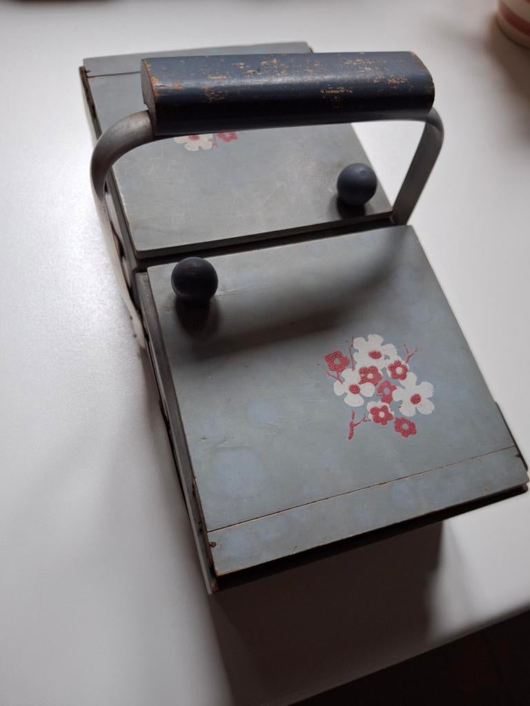 Naaikistje, Ophalen