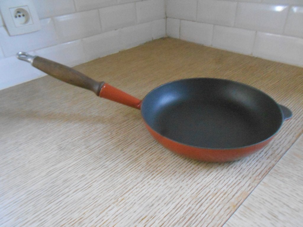 Le creuset - Cousances Poêle 24 cm (cocotte en fonte) c, Maison & Meubles, Enlèvement ou Envoi, Fonte, Cocotte, Le Creuset