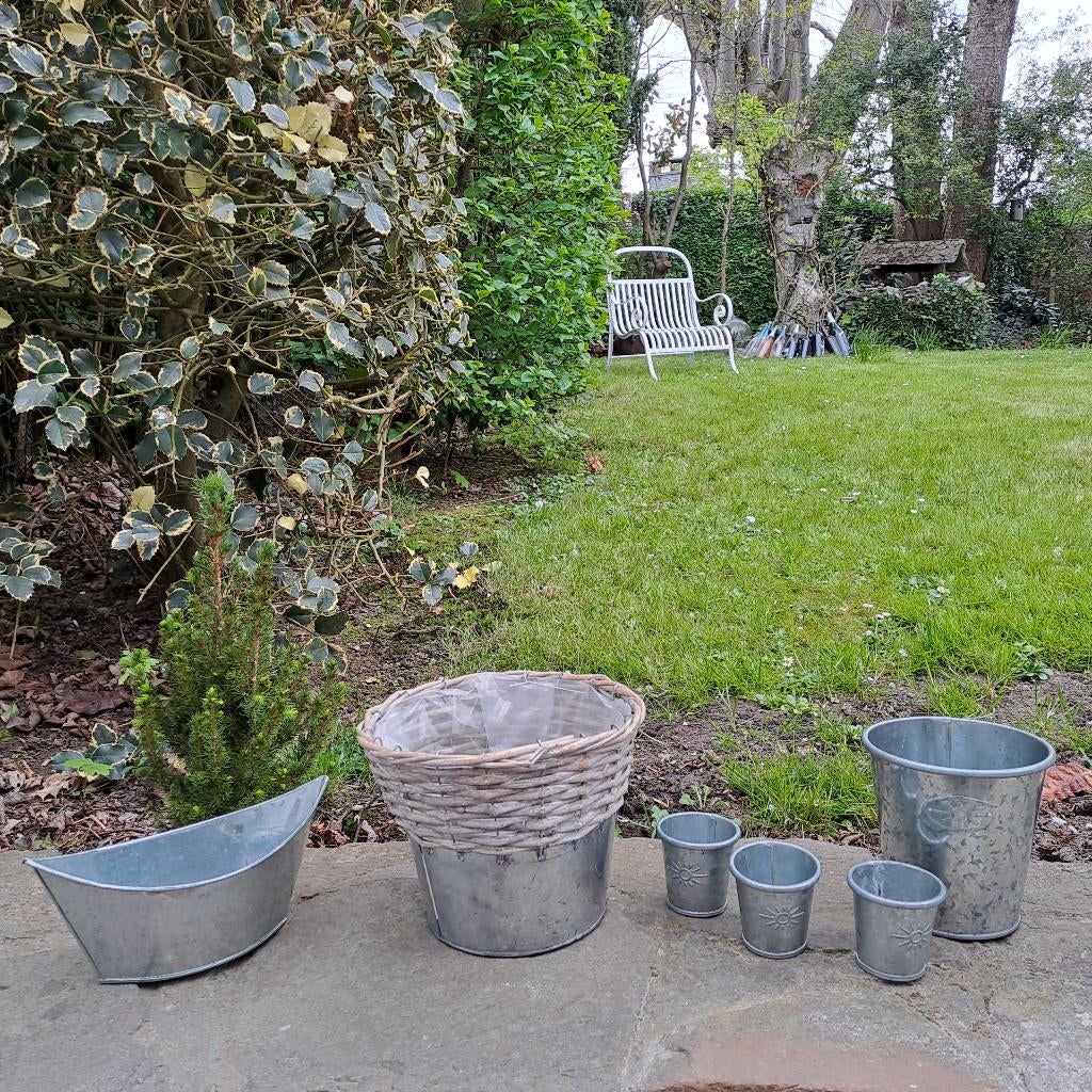 Verzinkte bloempot met gevlochten biezen/rotan boord, Ophalen, Overige materialen, Rond, Zo goed als nieuw