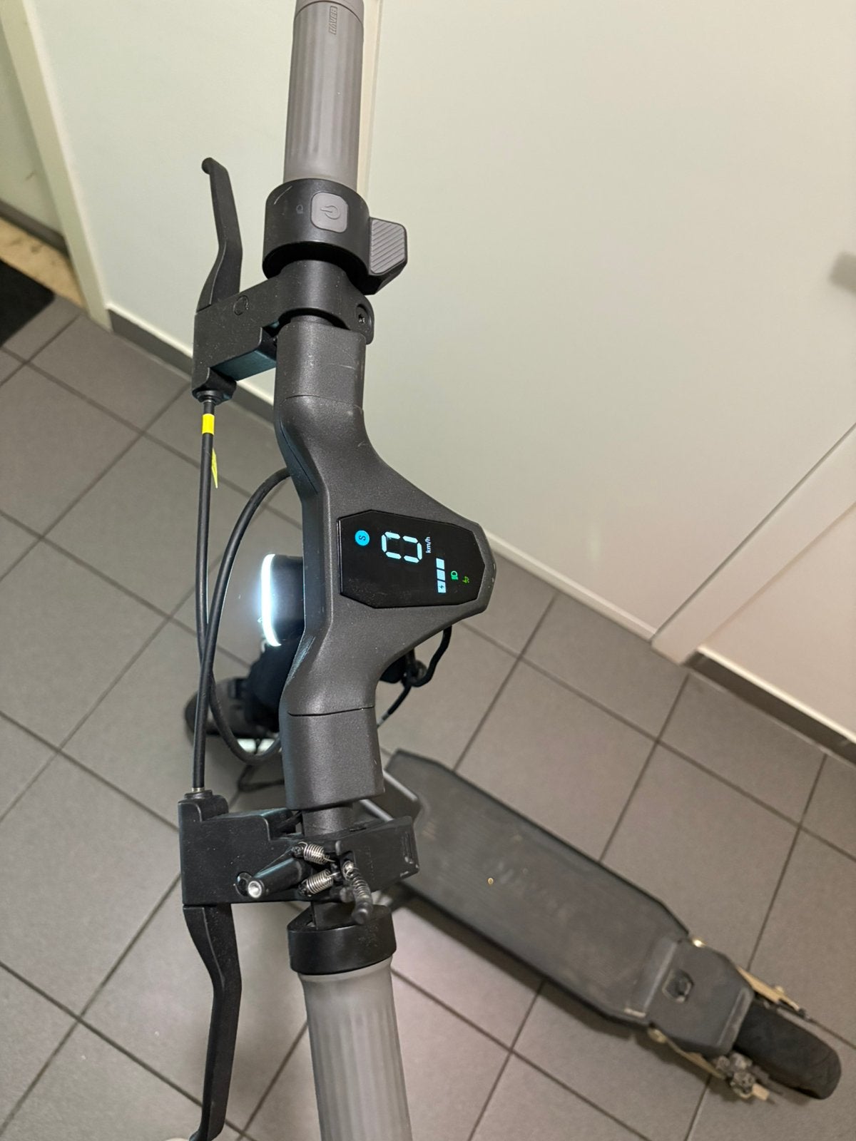 Trottinettes noir avec Led a vendre, Enlèvement ou Envoi, Utilisé, Roue