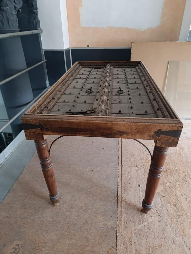 Table de salle  à manger hindoue, Enlèvement
