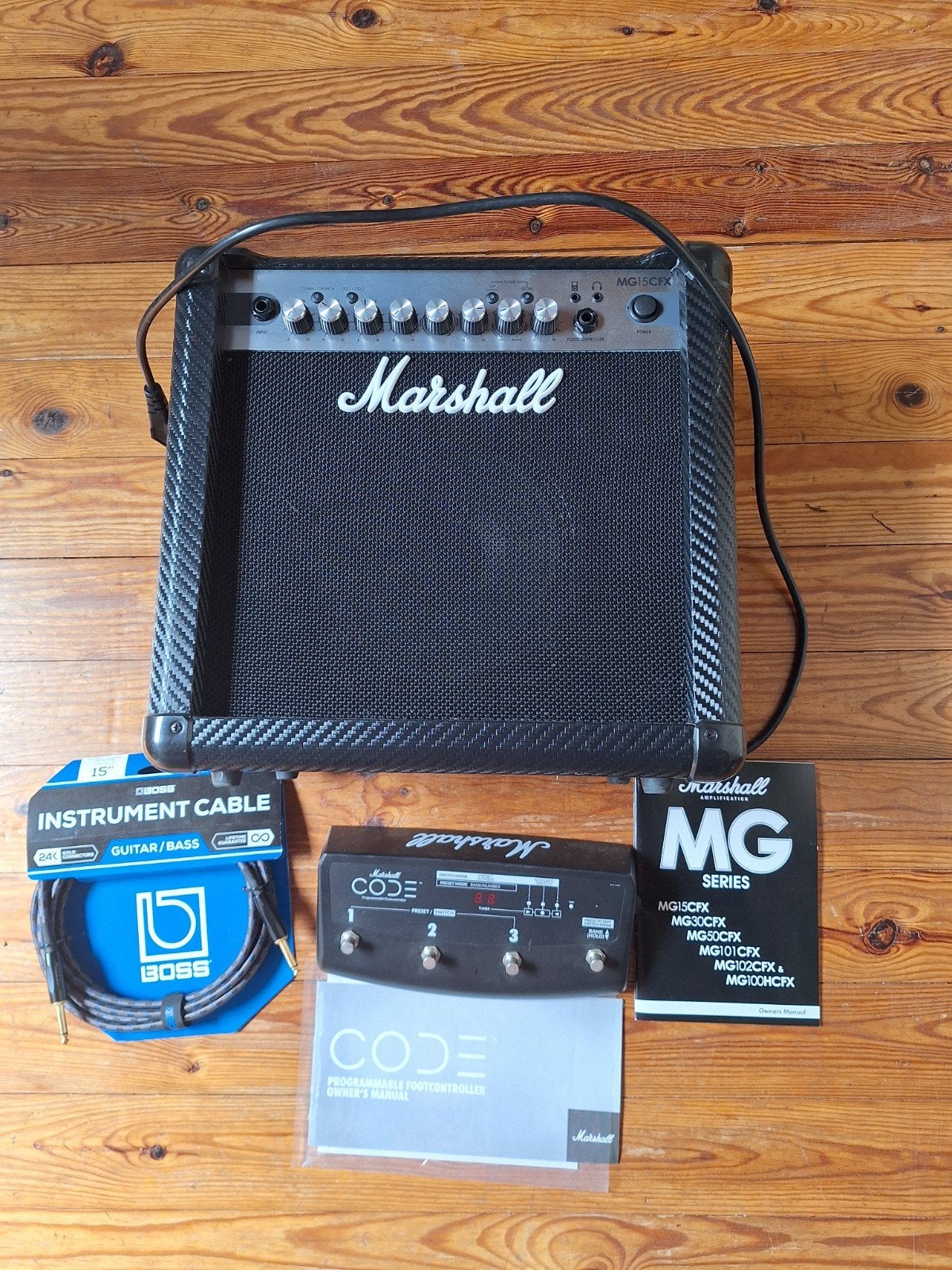 Marshall versterker MG15CFX + kabel BOSS + Marshall CODE, Muziek en Instrumenten, Ophalen