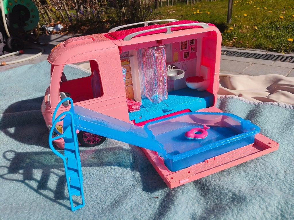 Barbie 3-in-1 dreamcamper met zwembad & glijbaan, Kinderen en Baby's, Speelgoed | Poppenhuizen, Ophalen, Gebruikt, Accessoires
