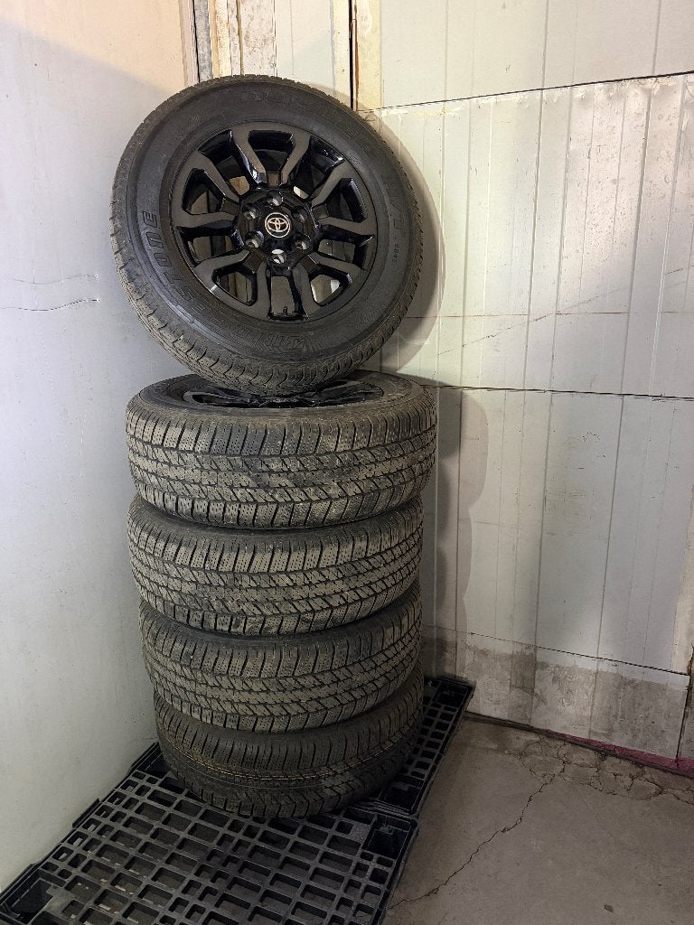 Originele Velgen + Banden Toyota Hilux Invincible, Auto-onderdelen, Ophalen, Band(en)