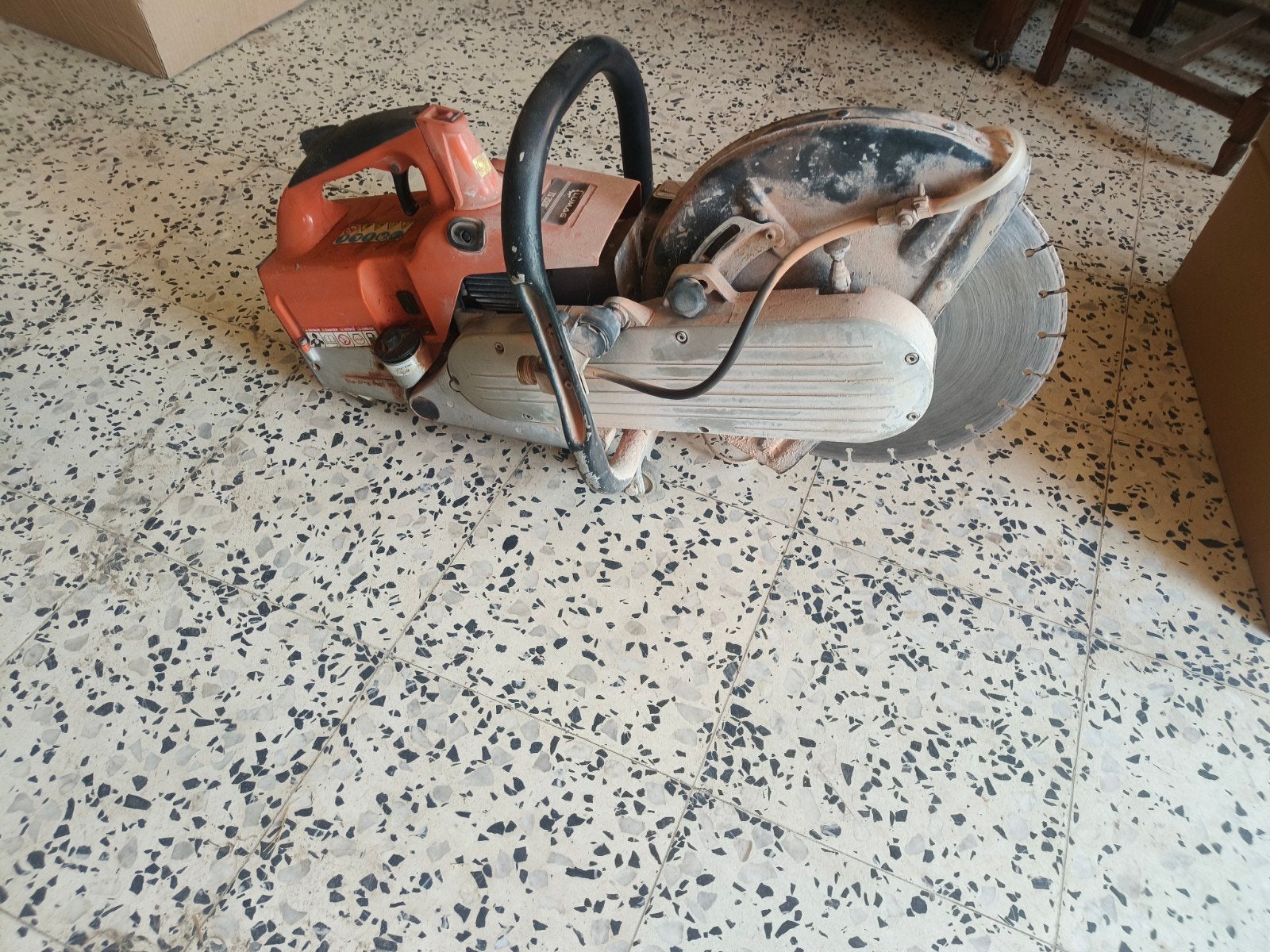 betonzaag slijpschijf met werk aan, Doe-het-zelf en Bouw, Gereedschap | Slijpmachines, Ophalen, Gebruikt, 1000 watt of meer, Overige typen