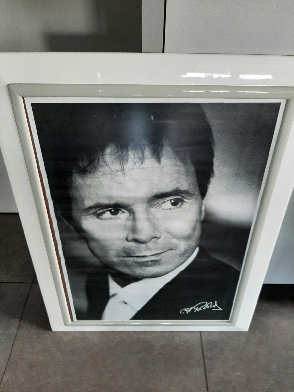 Oude foto Cliff Richard ingekaderd, Verzamelen, Ophalen of Verzenden, Zo goed als nieuw, Foto