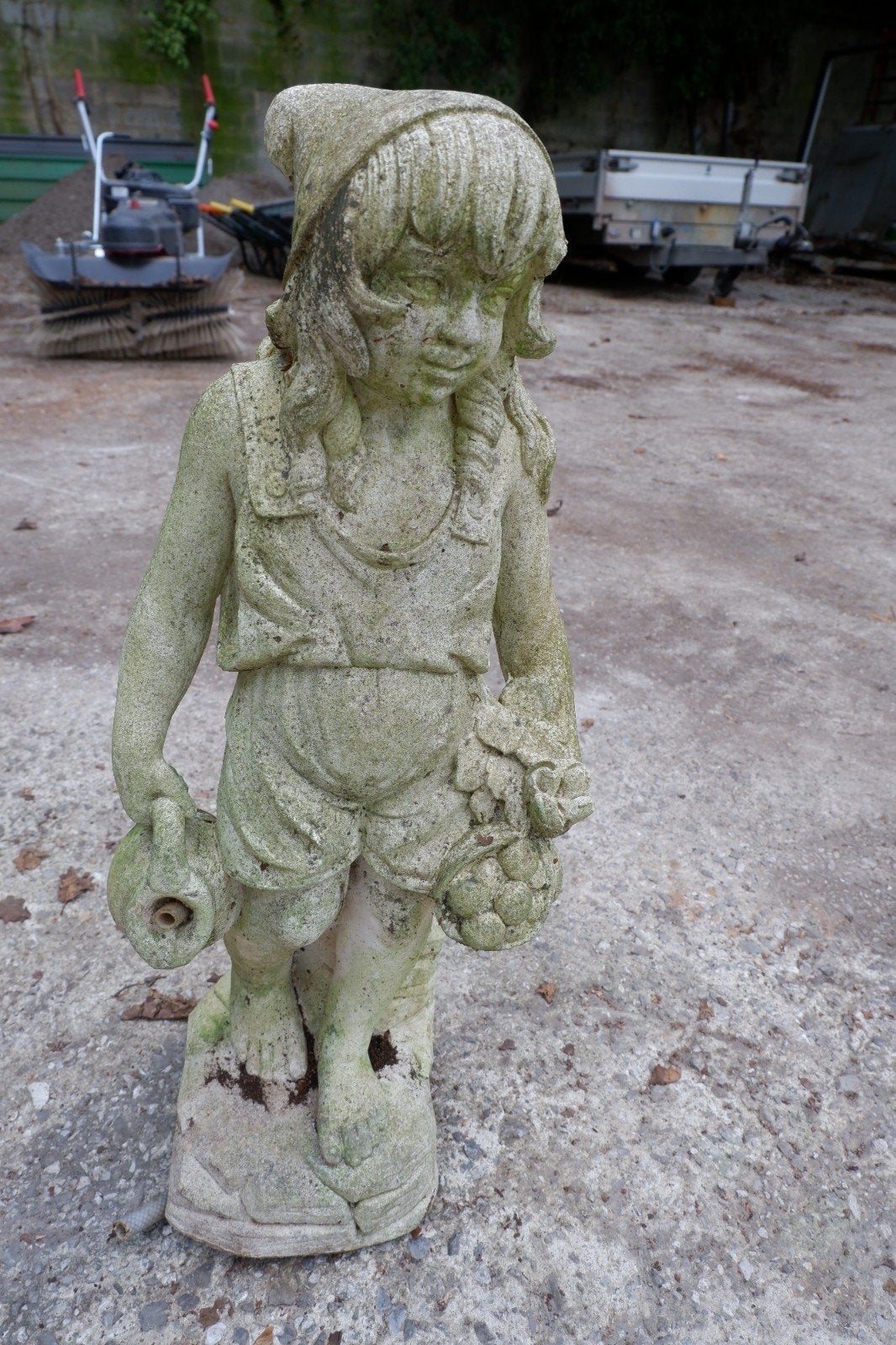 Statue fontaine en béton, Enlèvement, Béton