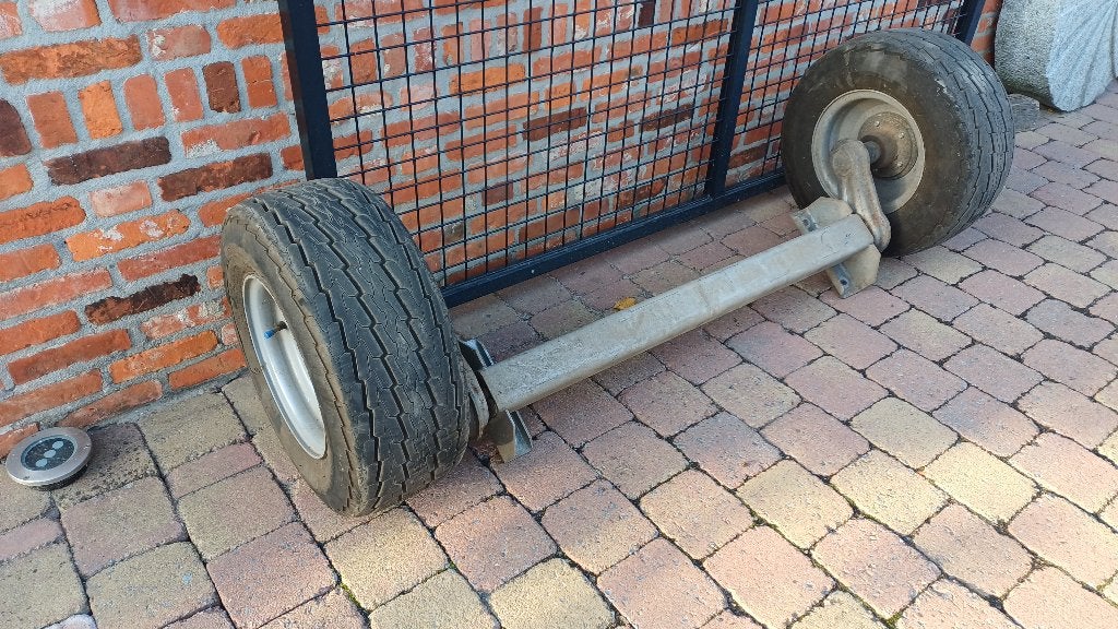 Torsieas met wielen, dissel, neuswiel, verlichting achter, Ophalen, Gebruikt