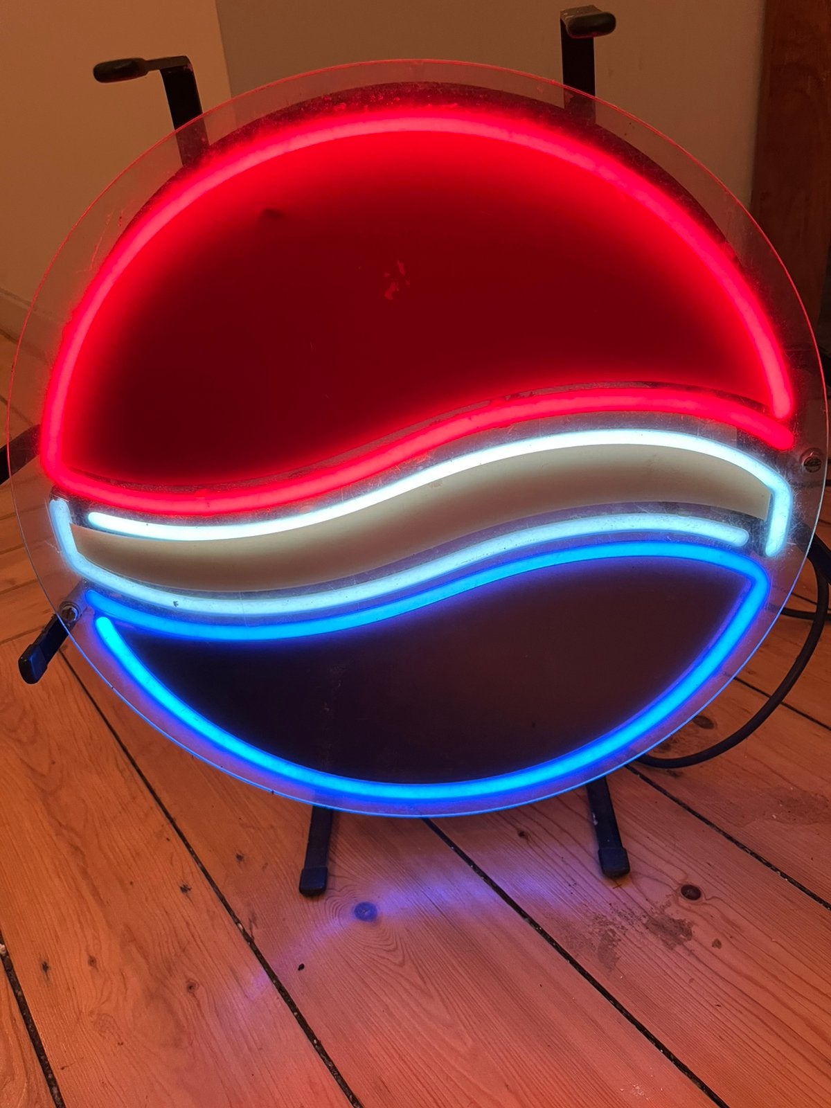 Neon Pepsi logo, Ophalen, Gebruikt