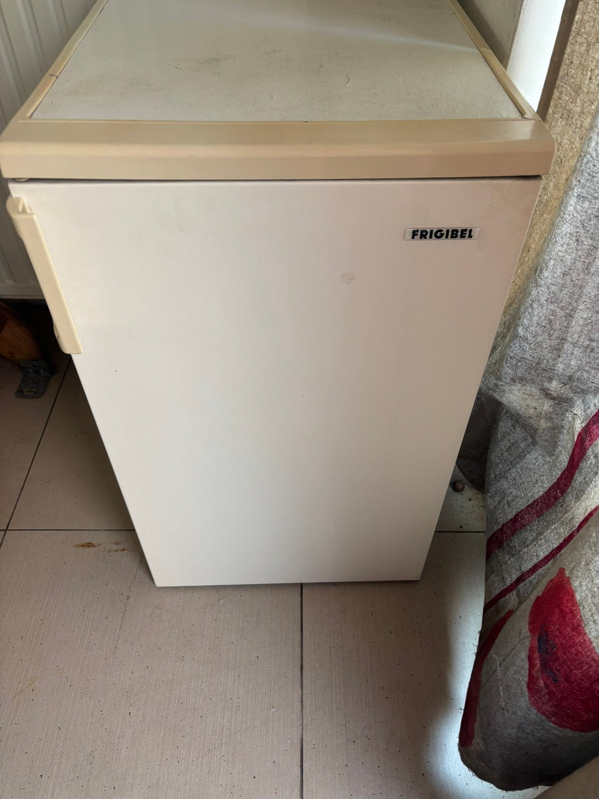 Frigo plus petit congélateur incorpore, Elektronische apparatuur, Vriezers en Diepvrieskisten, Ophalen of Verzenden, Zo goed als nieuw