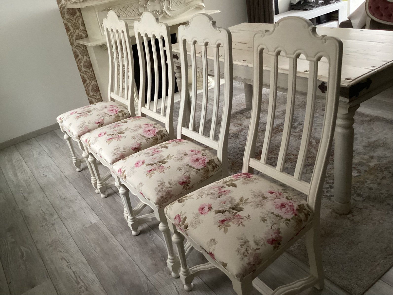 4 LANDELIJKE  STOELEN EN BIJPASSENDE POEF IN MASSIEF HOUT, Ophalen