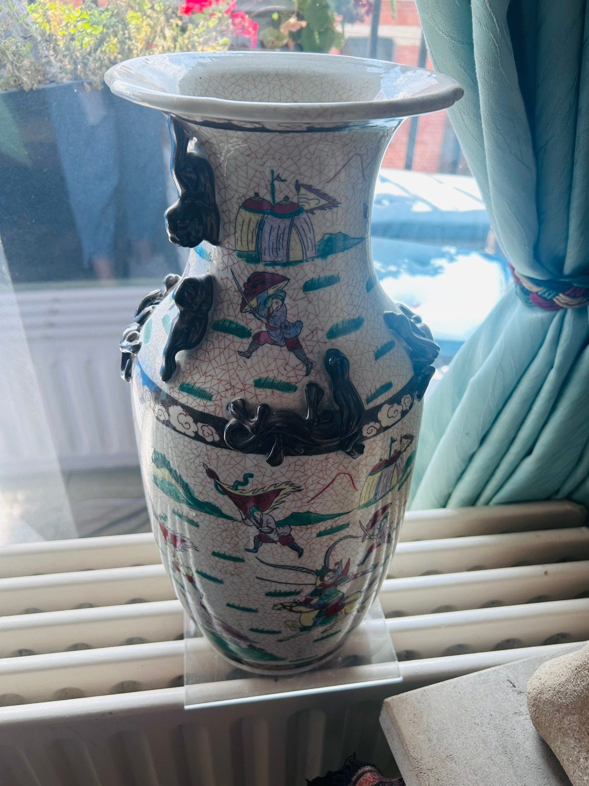Chinese craquelé porseleinen vaas met reliëfdecoratie, Antiek en Kunst, Ophalen