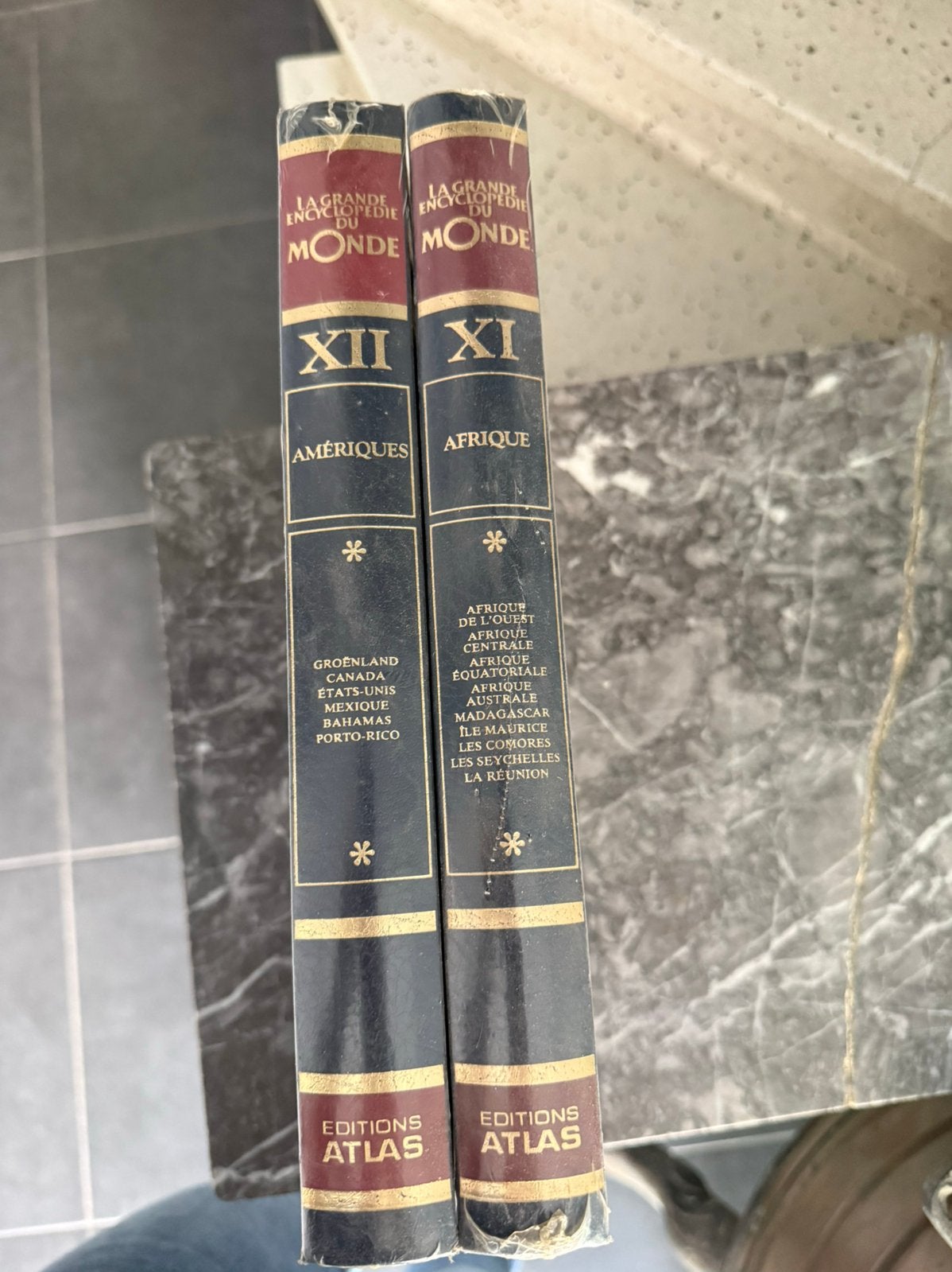 2 livres la grand encyclopedie du monde edition atlas, Livres, Enlèvement, Comme neuf