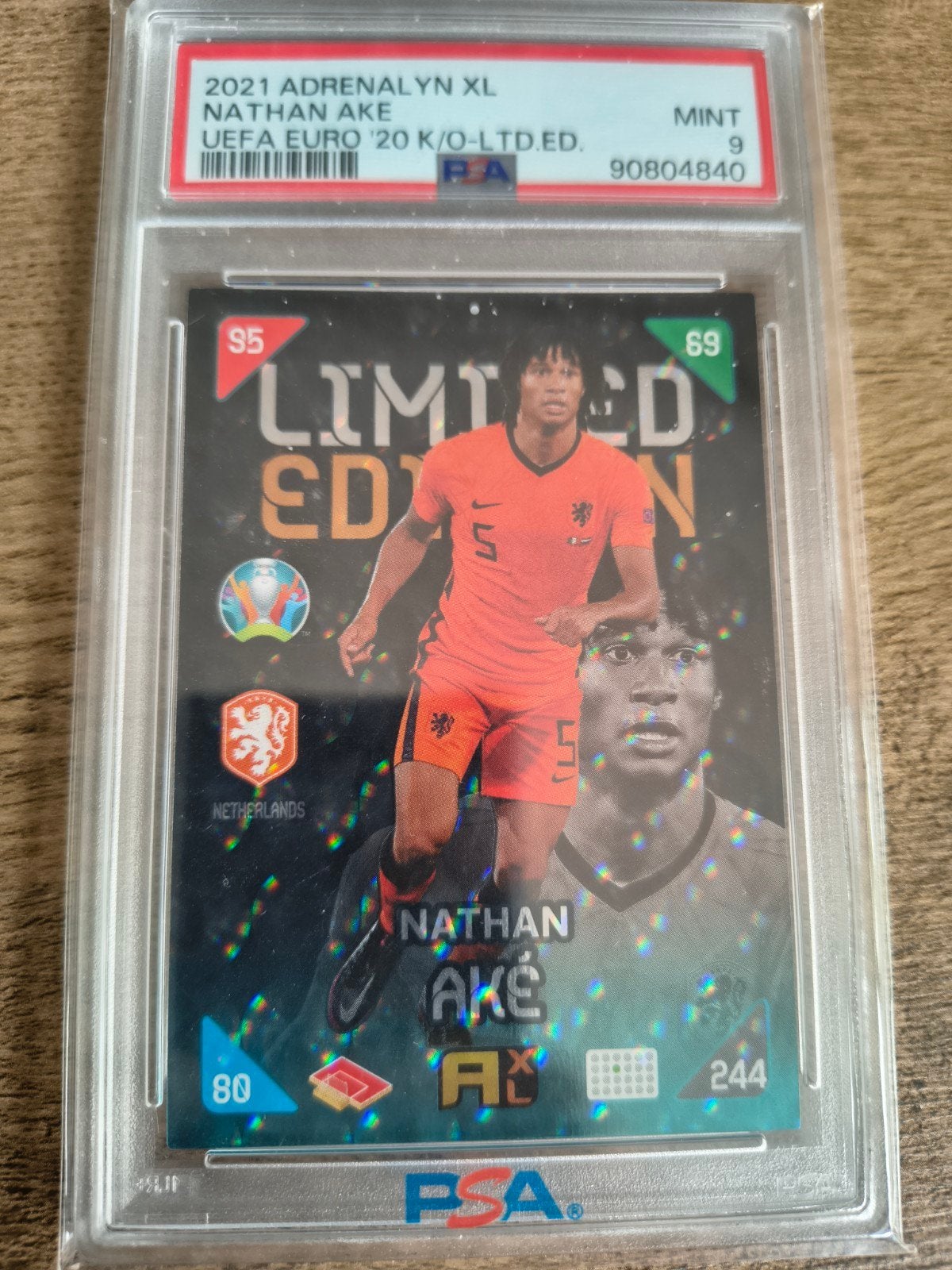 Panini Limited Edition PSA 9 Kaart Nathan Ake, Hobby en Vrije tijd, Stickers en Plaatjes, Ophalen of Verzenden, Nieuw