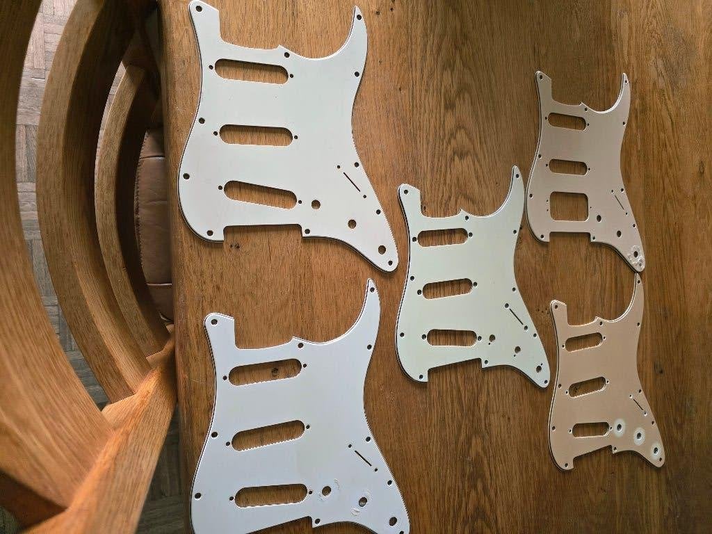 Guitar straps / sangles , Fender pickguards, Ophalen, Gebruikt