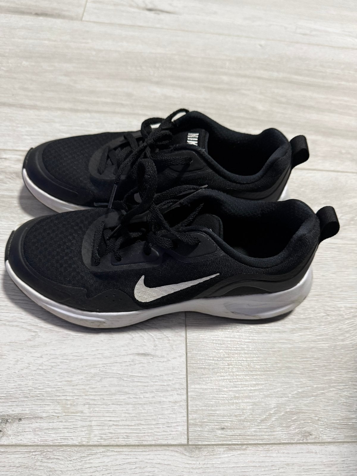 Nike zwarte sneakers met witte zool, Sport en Fitness, Ophalen, Zo goed als nieuw, Hardlopen, Hardloopschoenen